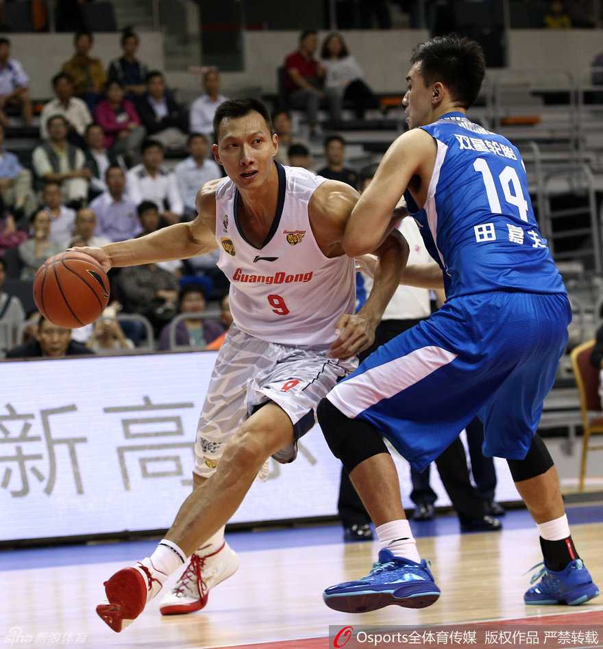 面对两人包夹防守，易建联毫无惧色，强硬起跳上演单手暴扣，展现篮下统治力。