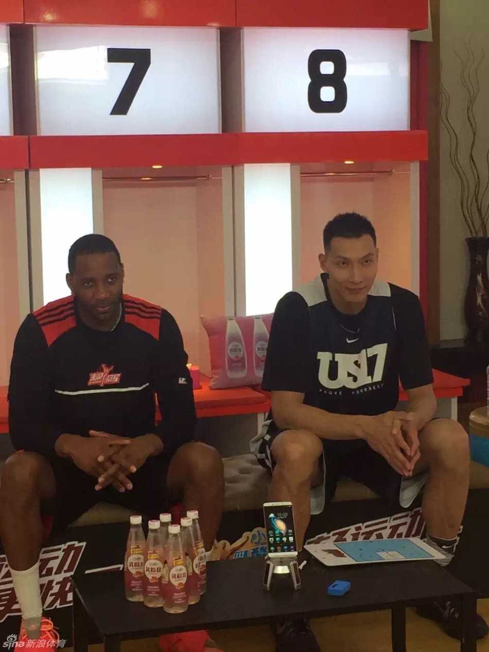 录制现场，易建联与搞怪的Ella和贾乃亮互动，阿联被逗得开怀大笑，展现了球场下阳光大男孩的亲切一面。