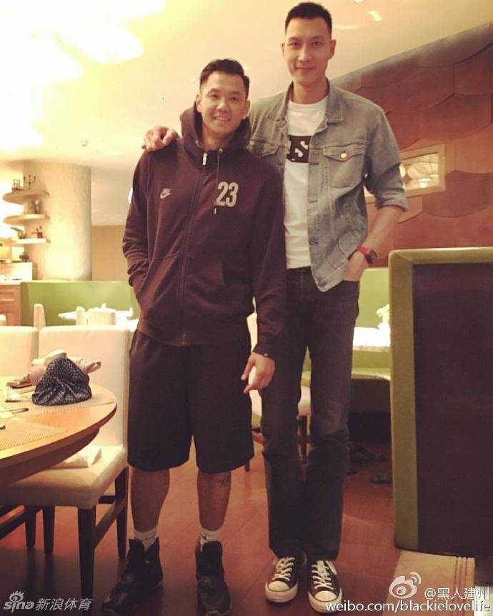 篮球巨星麦蒂与易建联在节目后台的珍贵合影，两人手中拿着特制道具，笑容轻松，这是他们首次在综艺节目中搭档。