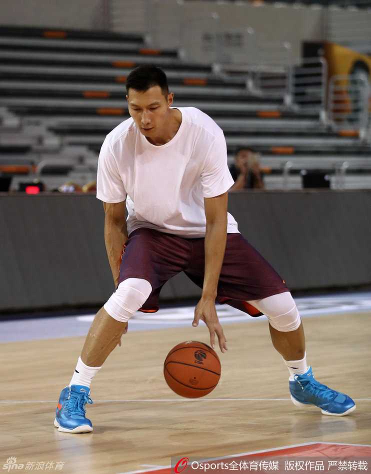 易建联在训练中展现扎实的基本功，背后运球衔接顺畅。新战靴与他仿佛融为一体，丝毫看不出这是首次穿着该款球鞋进行正式比赛热身。