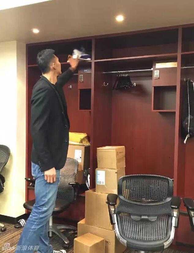 洛杉矶湖人队的更衣室全景，易建联的11号战袍整齐地悬挂在柜中，静候主人的到来。