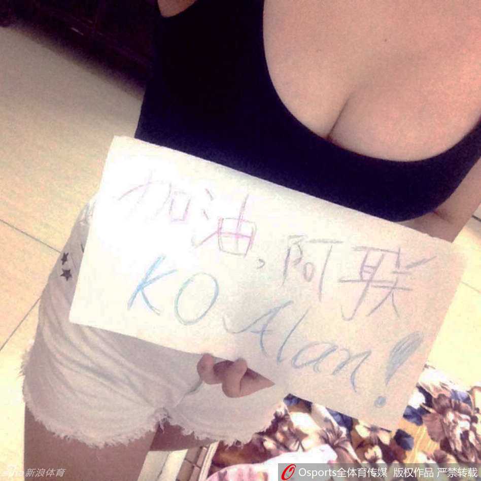 宏远啦啦队队长领舞开场秀，金色热裤闪耀全场，队员们用最饱满的热情为四连胜拉开序幕