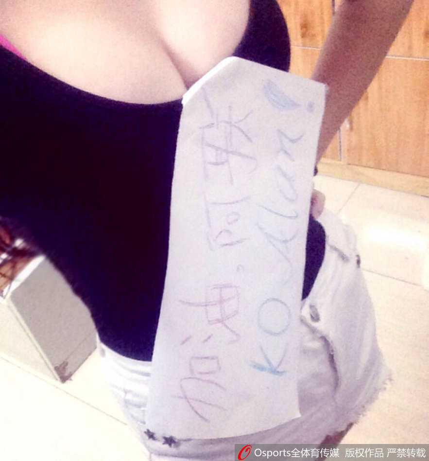 身穿蓝白相间队服的啦啦队员侧身热舞，马尾辫随着动感节奏飞扬，青春气息扑面而来