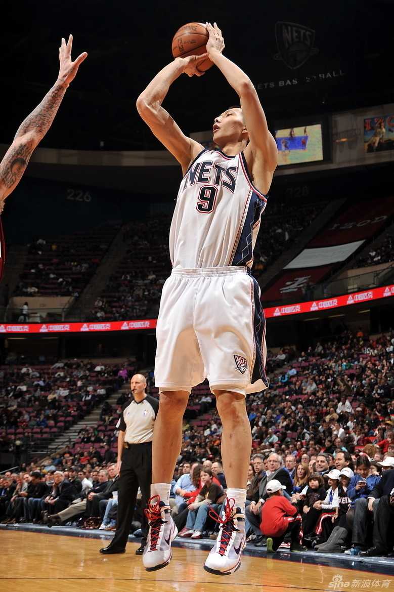 生日宴上的易建联双手合十，闭上双眼认真许下心愿，烛光映照在他坚毅的脸庞上，愿这位中国男篮的顶梁柱永远健康、快乐。