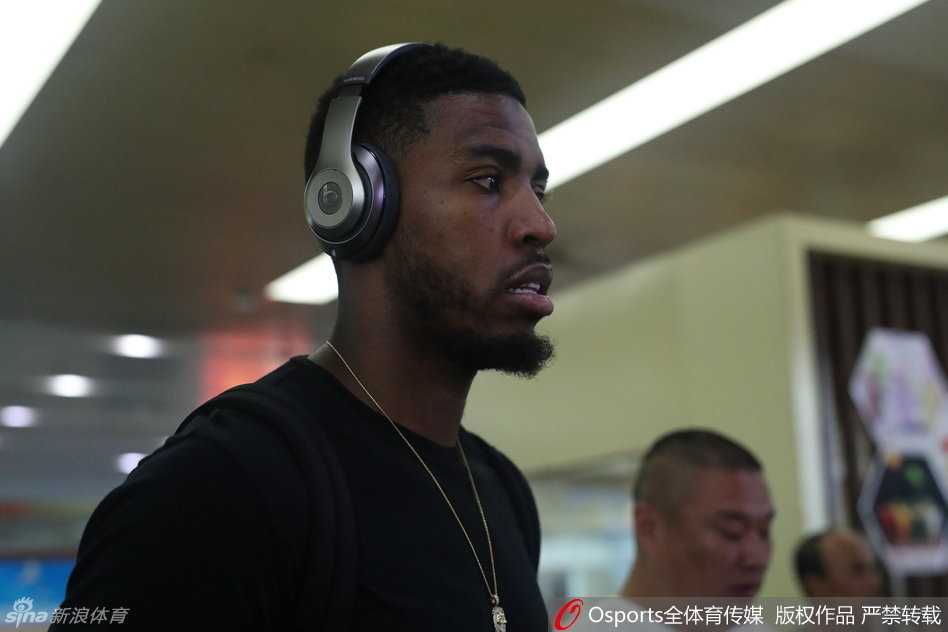 汤普森在热身赛中背身要位，防守球员被他死死卡在身后，如同巨轮抛下的铁锚，稳稳扎根在禁区这片属于他的海域。