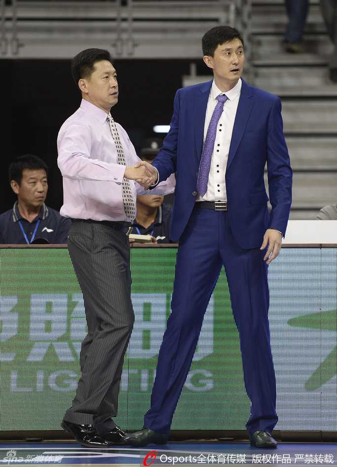 朱芳雨篮下背身强打，凭借经验与力量在肌肉丛中强硬取分，尽显老将风采。