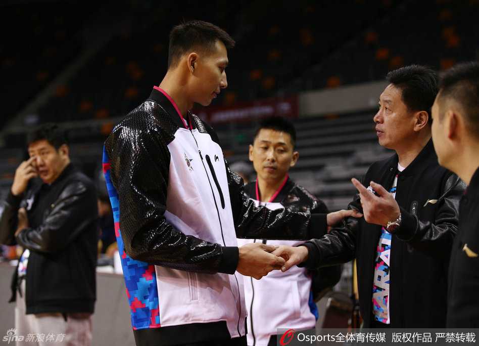 广东旗帜易建联出席彩排，神情专注而放松，举手投足间尽显核心风范，帅气逼人。