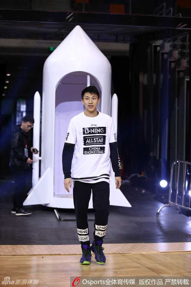 众多CBA球星齐聚彩排现场，大家有说有笑，共同享受全明星周末带来的轻松愉悦。