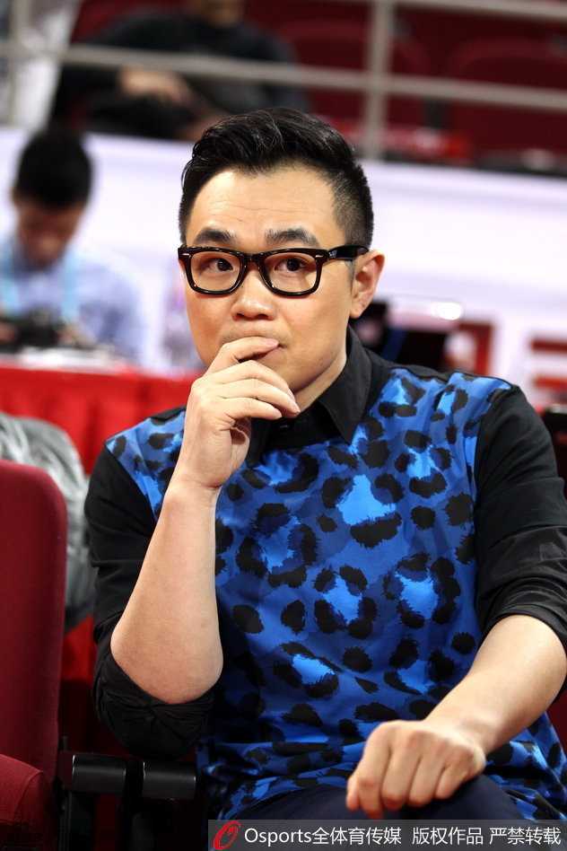 歌手胡海泉与演员林晓凡在场边热聊篮球战术，两人神情专注，仿佛在探讨马布里刚完成的一次精妙过人。