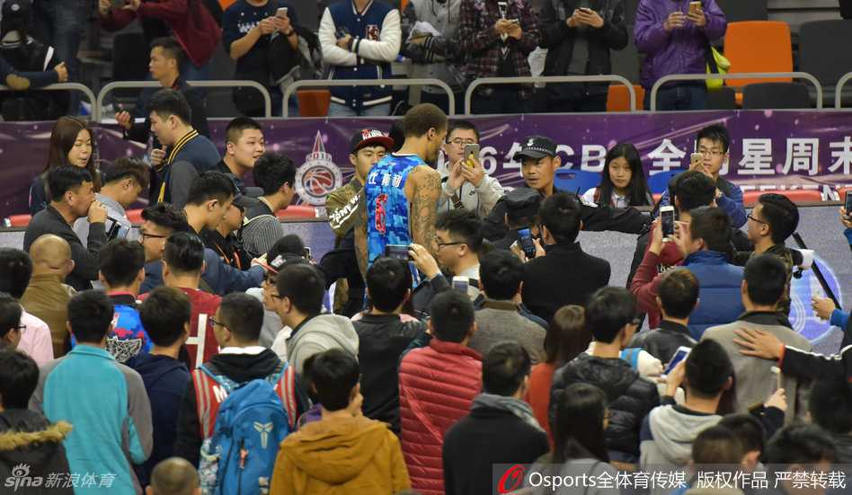 周湛东在技巧赛夺冠后腼腆地展示奖牌，身旁的广东队吉祥物为他鼓掌，现场气氛热烈欢快。