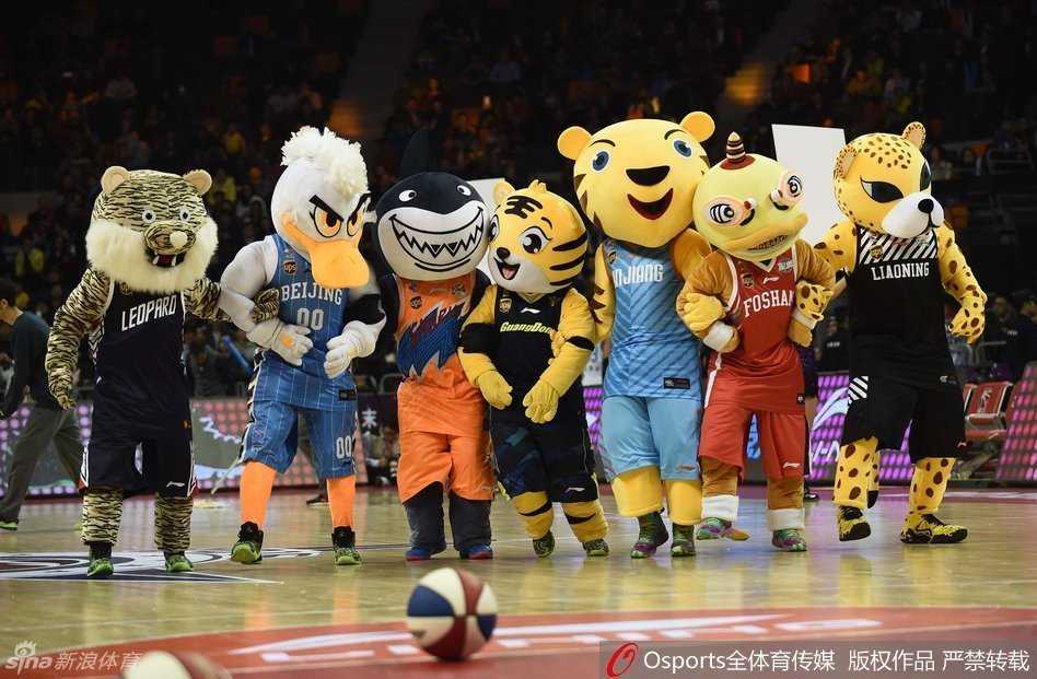 星锐赛场青春风暴,篮球宝贝热舞点燃冬日激情 中场休息时,可爱的球队吉祥物成为全场焦点,它憨态可掬地抱起篮球,竟然上演了一记令人意想不到的花式扣篮,引得周围的小球迷们惊呼连连。