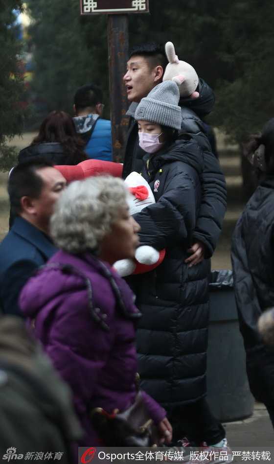 春节邂逅温情:篮球国手常林地坛庙会秀最萌身高差 在一个射击游戏的摊位前,常林微微侧身,温柔地护住身旁的女伴,他那挺拔的身姿和超过两米的身高,即便是在拥挤的人群中也显得鹤立鸡群,极具辨识度。