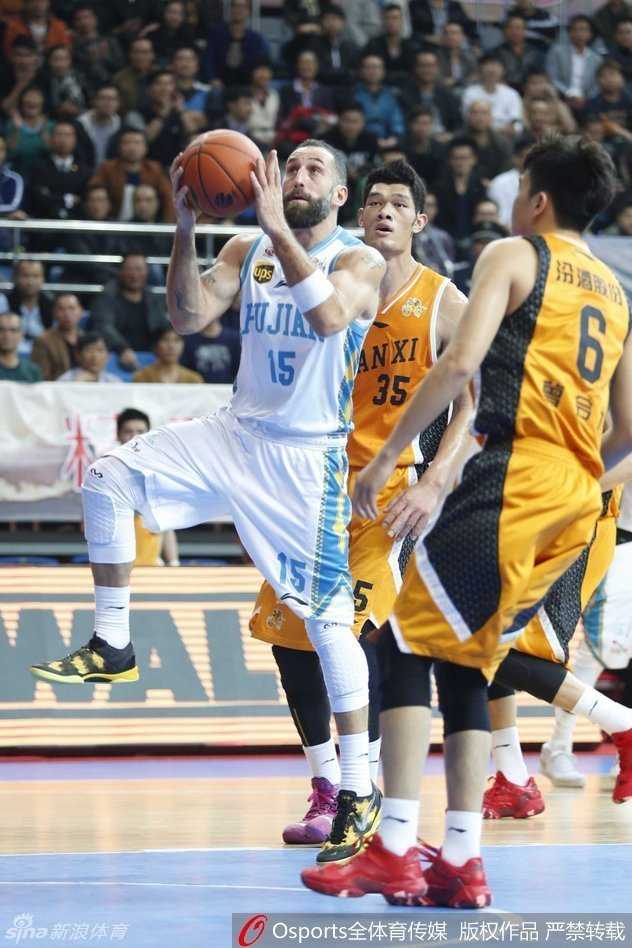 晋闽大战风云录:单骑闯关与三分箭雨下的激情对撞 福建队长周启新如利刃般切入内线,在对抗中失去平衡前,依然凭借出色的手感将球挑进篮筐,赢得满堂彩。