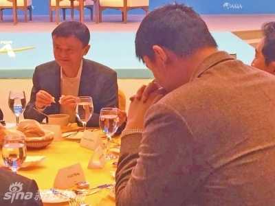 两人面对面站立交谈，马云仰头大笑，姚明则带着憨厚的笑容俯视，画面喜感十足。