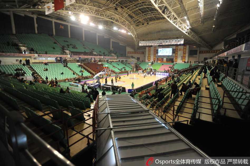 广厦队魂林志杰面对辽宁双人包夹，眼神犀利跃起传球，盘活全队进攻节奏