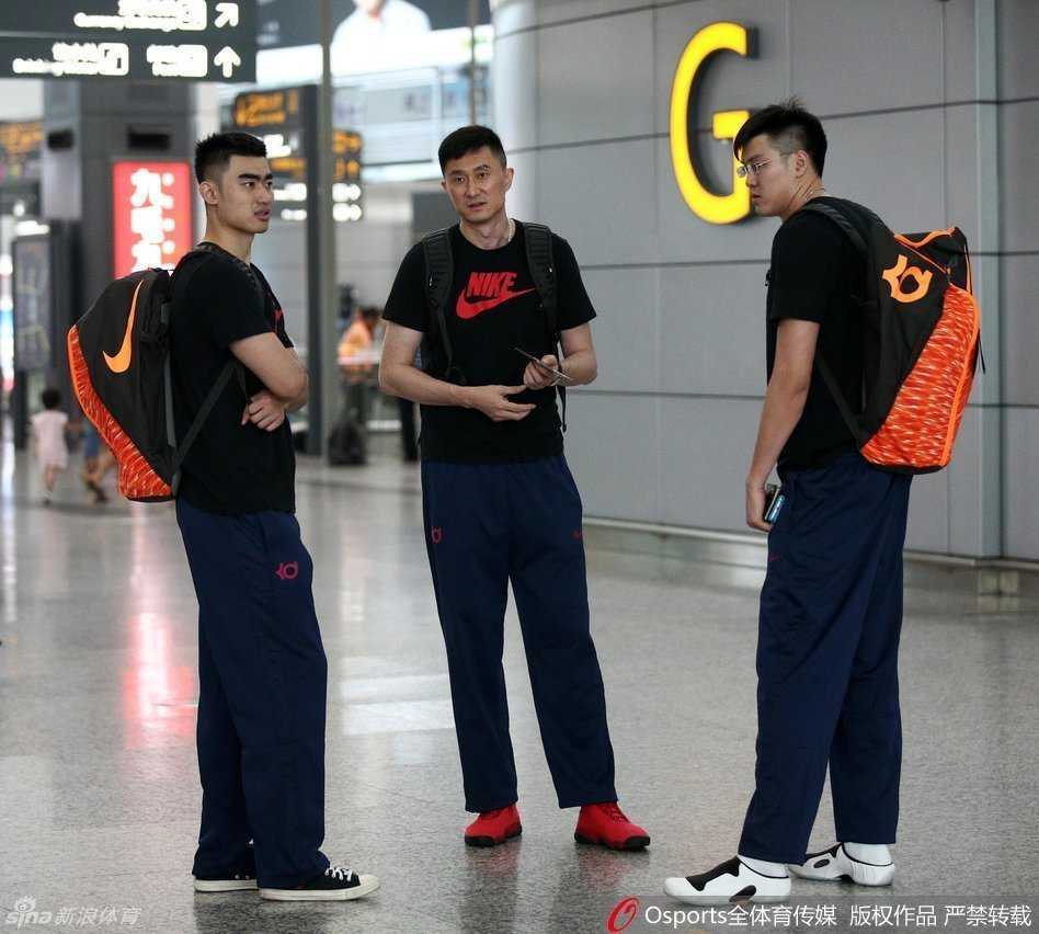 朱芳雨黑超遮面霸气领衔,广东男篮开启洛杉矶特训新征程 广东队队员们三三两两聚在值机柜台前,大家身穿便装却难掩运动员的挺拔身姿,有人低头看手机消磨时间,有人抬头张望办理进度,团队气氛和谐又轻松。