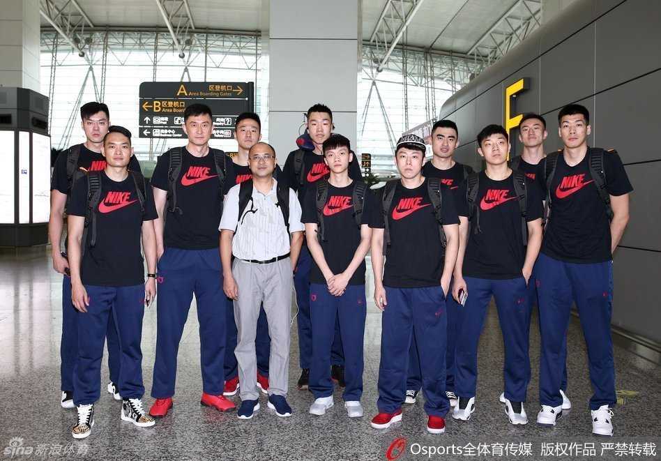 朱芳雨黑超遮面霸气领衔,广东男篮开启洛杉矶特训新征程 主教练杜锋在机场被热情的球迷认出,他停下脚步侧身面对镜头,温和地与球迷合影留念,背景是繁忙的值机大厅,这一刻记录下了广东队与球迷之间深厚的情感纽带。