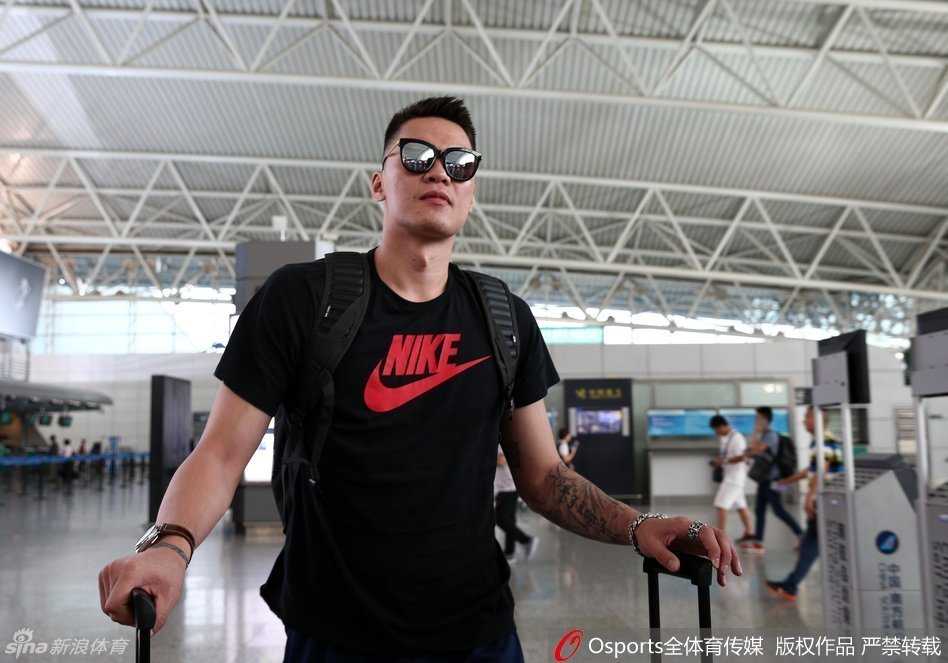 朱芳雨黑超遮面霸气领衔,广东男篮开启洛杉矶特训新征程 在航站楼内,除了熟悉的球员面孔,还有几名身着黑衣的保障团队人员在忙碌穿梭,他们默默处理着行李和手续,是这支豪华之师远征海外最坚实的后盾。