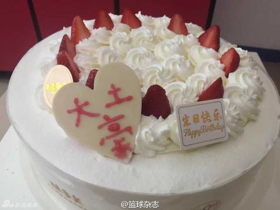 李慕豪二十四岁生日遭遇甜蜜“暴击”,男篮兄弟连的蛋糕大战欢乐多 遭遇“重创”的李慕豪好不容易从蛋糕中抬起头喘口气,脸上挂满了奶油,那副生无可恋又夹杂着几分笑意的表情,让在场的队友全部笑翻。