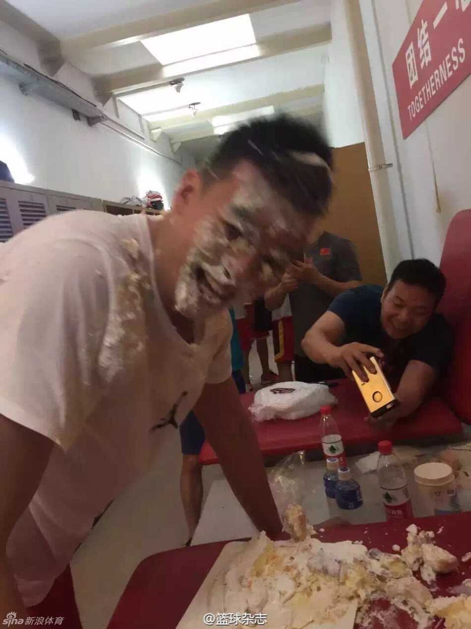 李慕豪二十四岁生日遭遇甜蜜“暴击”,男篮兄弟连的蛋糕大战欢乐多 恶作剧结束后,李慕豪在队友的帮助下清理脸上的奶油,虽然浑身狼藉,但脸上的笑容证明了他对这份独特生日祝福的欣然接受。