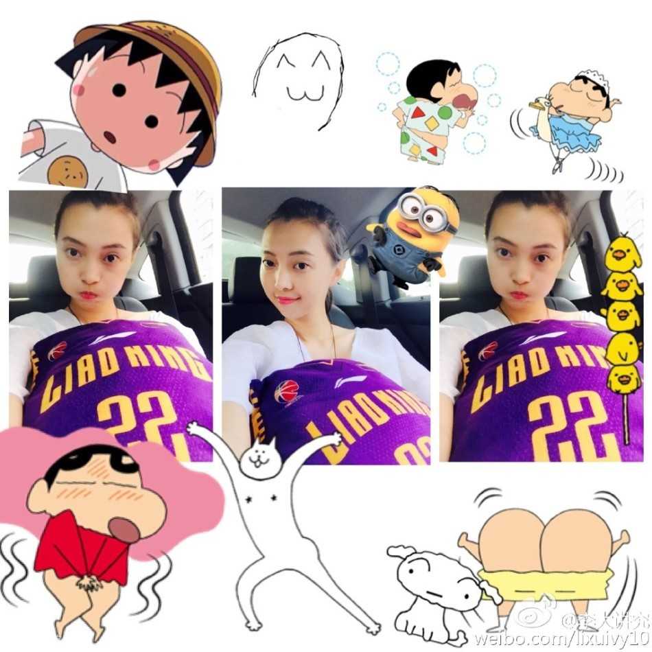 李旭身穿情侣款辽宁队服，俏皮地对着镜头眨眼搞怪，虽然男友李晓旭不在身边，但她用这种方式默默表达着对爱人事业的支持。