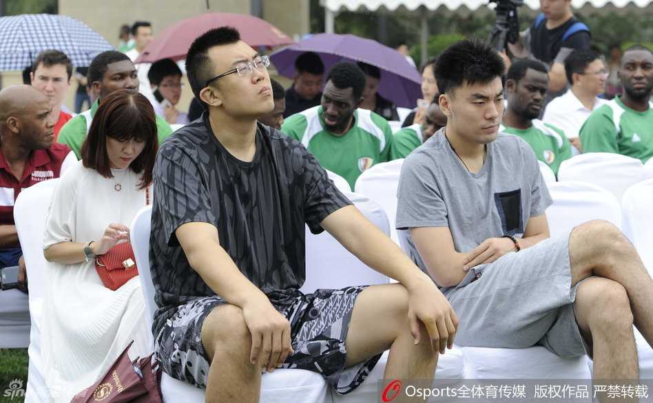 李晓旭妙语连珠逗乐大韩,辽宁男篮精英赛发布会欢乐多 绰号‘功夫熊猫’的韩德君双手放在桌前,侧耳倾听郭士强指导讲话,神情专注而认真。