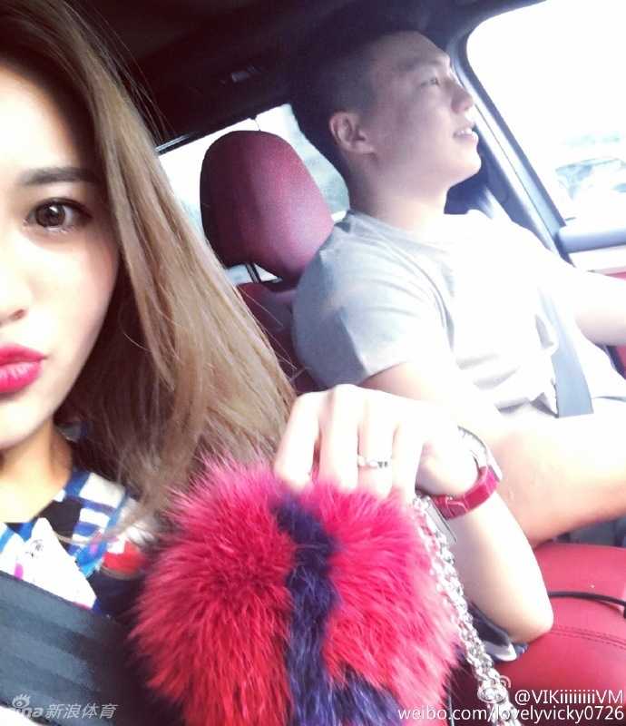 一处典雅的楼梯转角处，李根和妻子在此甜蜜合影，他轻轻揽着妻子的腰，两人头靠着头，画面定格在岁月静好的瞬间。