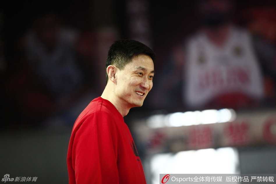 王仕鹏在三分线外从容出手，篮球划出完美弧线空心入网，神情专注