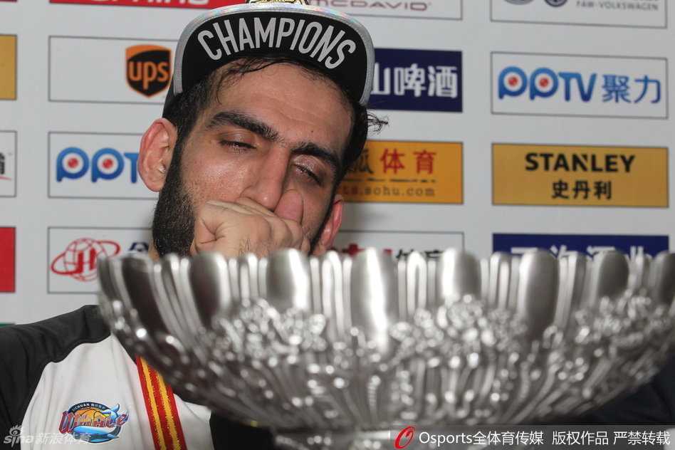 四川男篮全体成员在领奖台上开心庆祝夺冠，队员们手舞足蹈，共同宣告：四川是冠军！