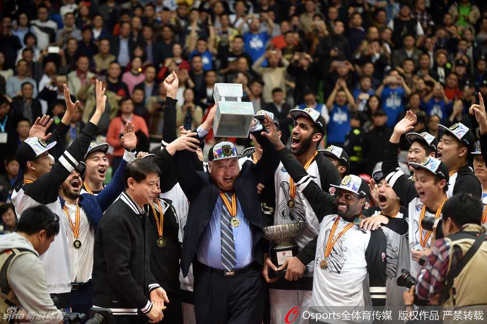 冠军教头杨学增被弟子们高高抛起，双手紧紧握住冠军鼎，脸上洋溢着胜利者的灿烂笑容。