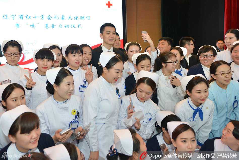 活动现场杨鸣在台下准备，眼神专注神情谦逊，时刻准备传递爱心力量