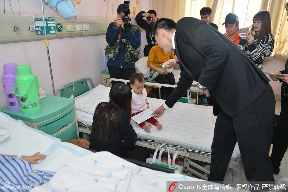 杨鸣探望住院小朋友，送上亲切问候与礼物，病房里洋溢着温馨氛围