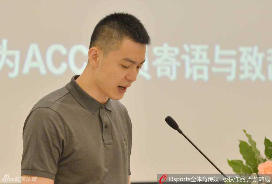 杨鸣演讲时神情专注，侧脸线条硬朗帅气，在舞台灯光下显得格外俊朗。