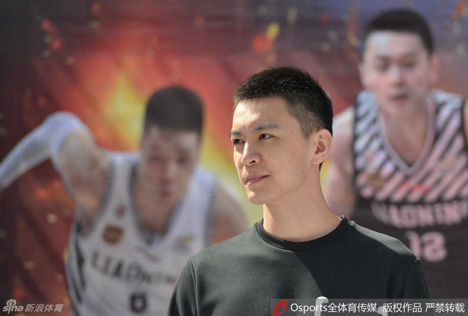 杨鸣贺天举出席球迷见面会 温情互动引爆锦州夏日热情 贺天举右手缠着厚厚的绷带,带着伤依然亲切地与美女球迷进行自拍,镜头下的他略显腼腆,而身边的粉丝则笑容满面,画面温馨有爱。