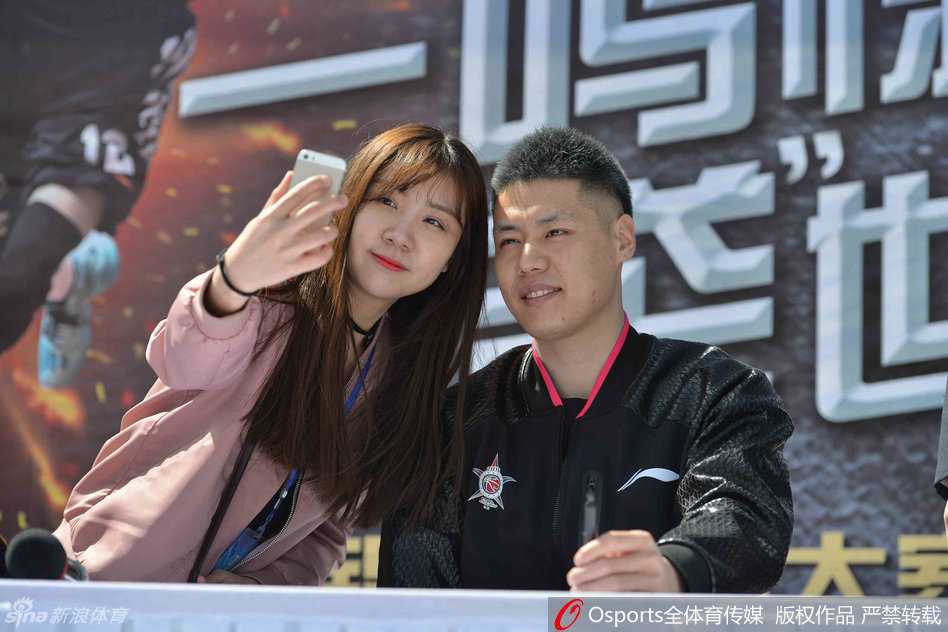 杨鸣贺天举出席球迷见面会 温情互动引爆锦州夏日热情 为了让后排的粉丝也能留下纪念,杨鸣贴心举起自拍杆,与现场的众多球迷进行大合影,场面温馨而壮观,展现了他宠粉的一面。