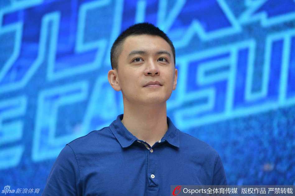 杨鸣眼神若有所思地看向一侧，即使在喧闹的粉丝包围中，他深邃的五官依旧立体，仿佛在思考着下一个传球路线，又或是在寻找突围的出口。