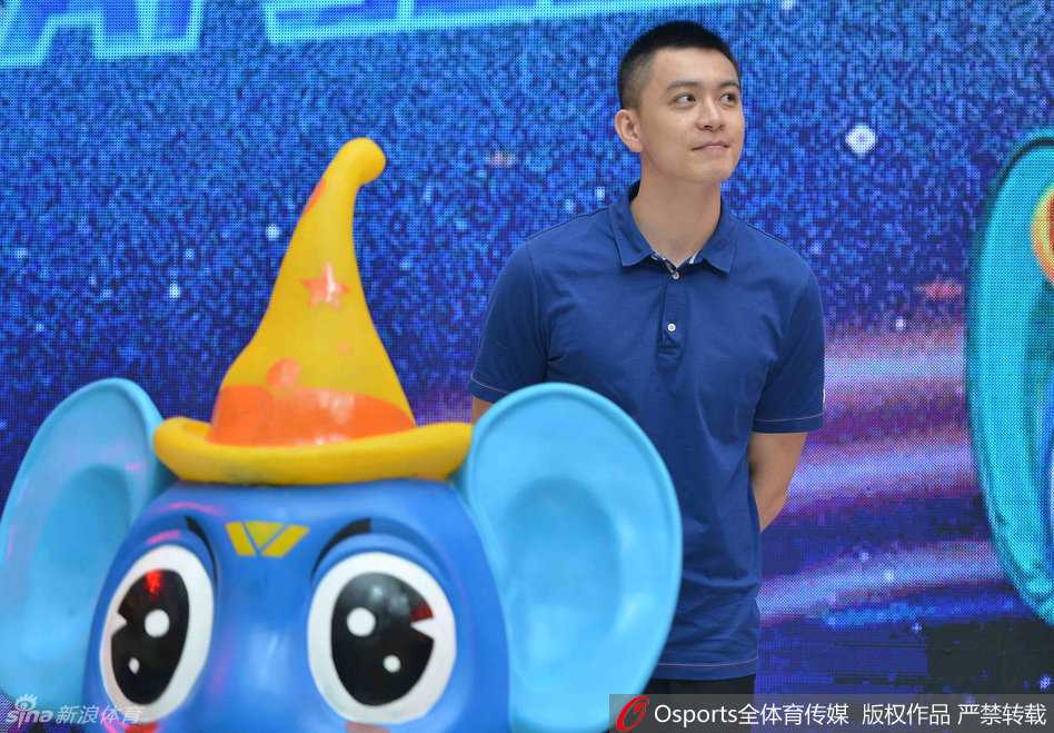 面对热情递来的签名笔，杨鸣展现出了见惯大场面的从容，他微微侧身接过签字笔，眼神专注，准备为粉丝留下专属印记。