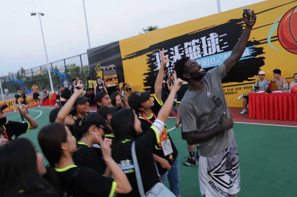 观众们踊跃参与中场投篮互动，在场中央一展身手，体验职业球员般的投篮瞬间。