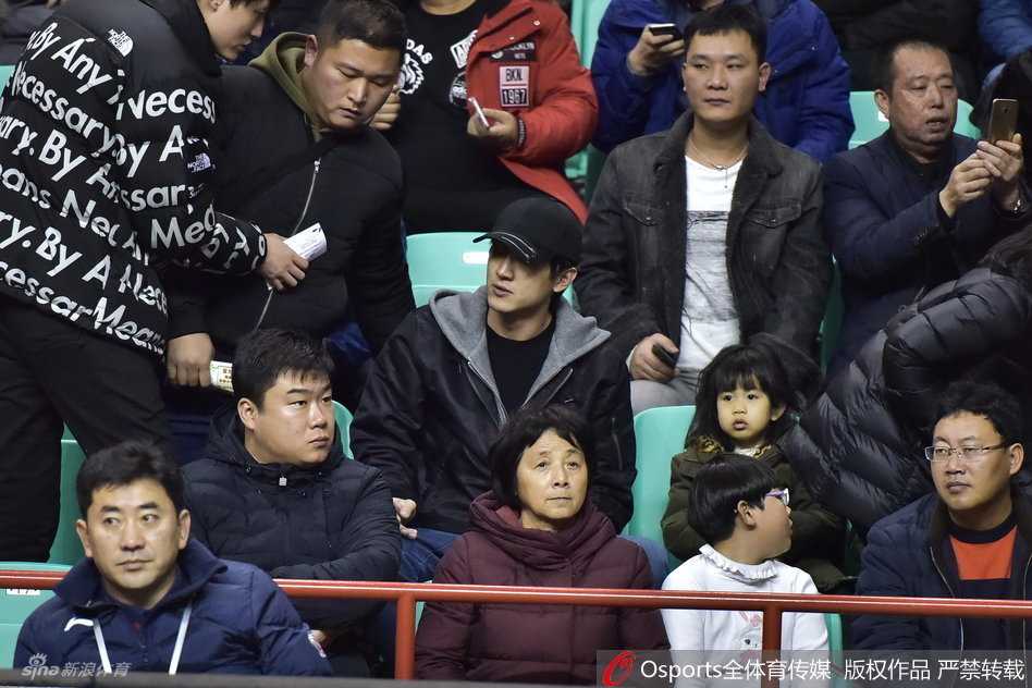 林更新与随行的助手在场边交流，两人的目光始终没有离开球场方向，他脸上挂着轻松的笑意，显然非常享受这场高水平的篮球对决。