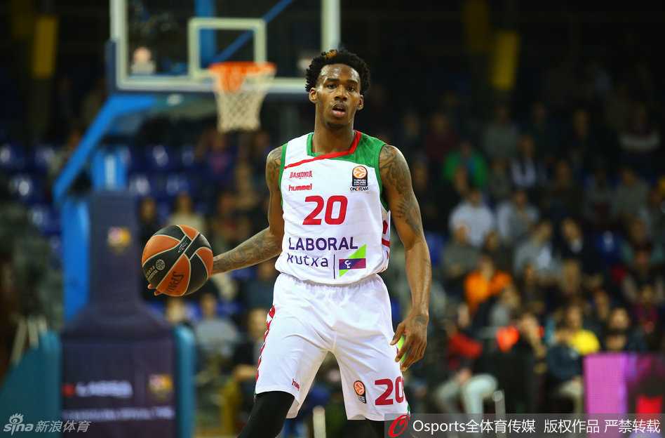 亚当斯施展出标志性的胯下运球，篮球如同被丝线牵引般在他手中灵活穿梭，晃得防守球员重心全失。