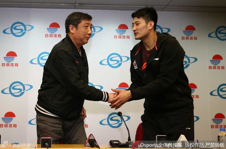 镜头捕捉到一个有趣的背面特写，新赛季的11号大字清晰地印在段江鹏的背上，仿佛预示着他将背负起球队外线进攻的重任。