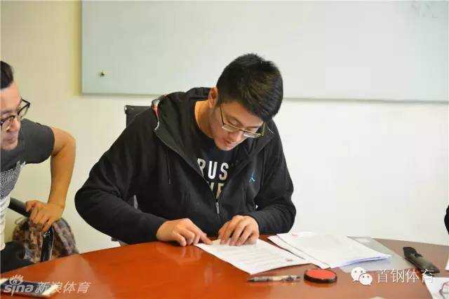 签约台前，段江鹏正与北京首钢的管理层进行最后的沟通确认，言语之间流露出对未来的坚定信念和职业态度。