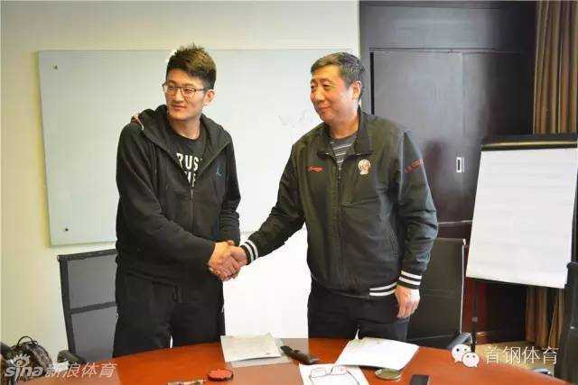 签约现场气氛融洽，段江鹏与北京首钢代表的手紧紧握在一起，这一刻，标志着双方对于总冠军的承诺正式达成。