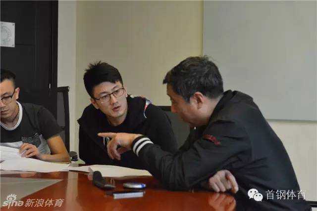 面对镜头，段江鹏认真地整理着北京首钢的训练服衣领，这个细微的动作透露出他即将披挂上阵、为京城征战的严肃与郑重。