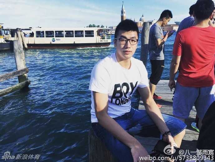 碧波荡漾的威尼斯运河边，邹雨宸背对镜头眺望远方，两岸的古老砖墙与水中贡多拉的倒影相映成趣，画面宁静致远。