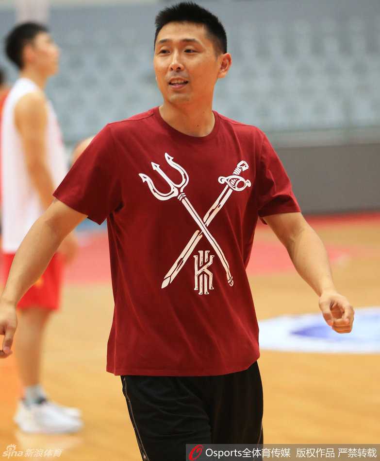 邹雨宸鼻梁上架着一副斯文的眼镜，与身上的球衣形成有趣的反差，显得文质彬彬却又充满力量；李根则撩起球衣擦拭满脸的汗水，坚毅的表情诉说着训练的辛苦与坚持。