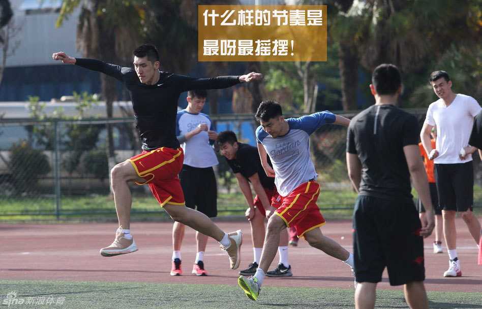 力量房内，几名队员正在进行卧推对抗，脸部的肌肉因为用力而紧绷，旁边的队友则化身临时教练，大声呐喊助威，虽然表情狰狞，但眼神中透露出的却是对彼此的绝对信任和鼓励。