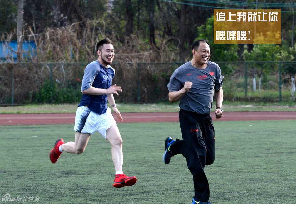 训练结束后的球员通道里，两名队员勾肩搭背地走在一起，夕阳的余晖将他们的影子拉得很长，其中一人手里拿着毛巾随意地搭在肩上，脸上带着满足而放松的微笑，仿佛在回味今天训练中的某个搞笑瞬间。