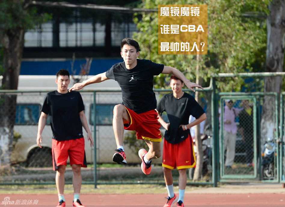 全队围成一个紧密的圆圈，伴随着一声整齐划一的呐喊，十几只手臂同时伸向圆心，这是训练结束前的最后一个仪式，他们的脸上写满了坚毅与团结，汗水在灯光下闪闪发亮，这一刻没有嬉笑，只有属于战士的庄严。