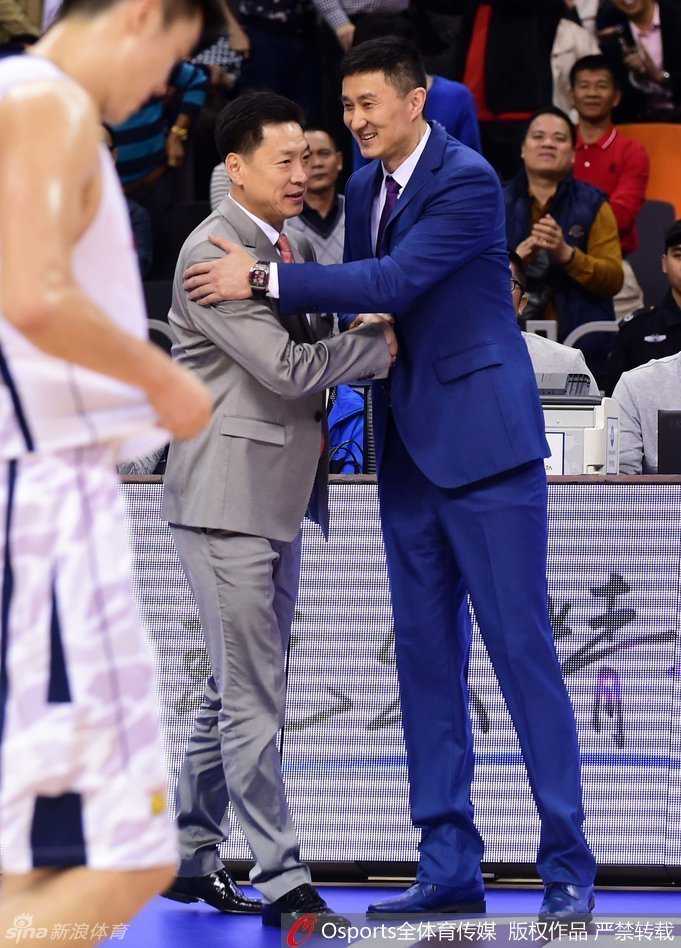 李春江伸出右手，與迎面走來的朱芳雨緊緊相握，朱芳雨的臉上帶著微笑，這雙曾經在球場上創造無數輝煌的手，此刻傳遞的是久別重逢的問候。